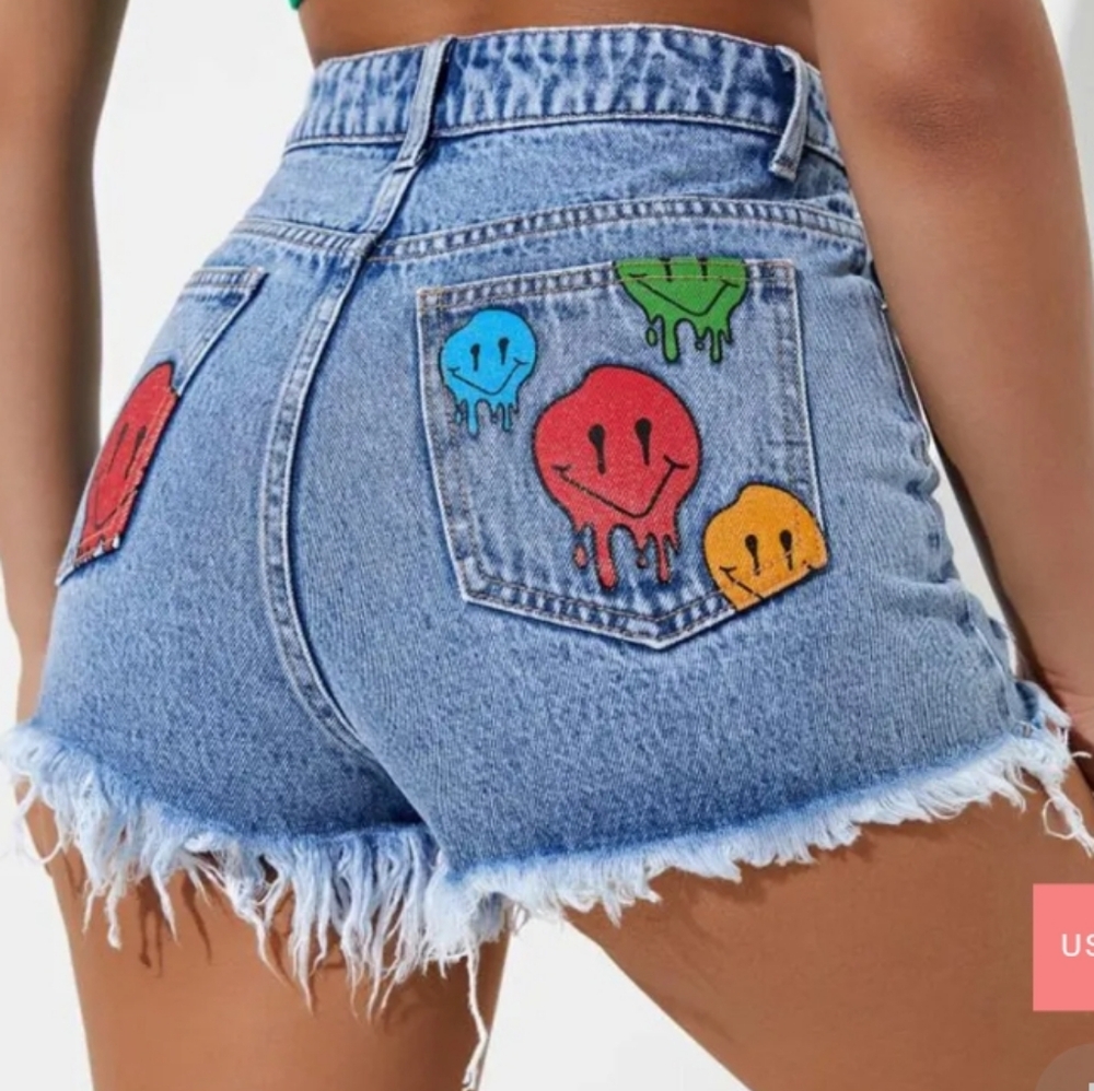 CARTOON FACE PRINT RIPPED RAW CUT DENIM SHORTS. WOMENS SIZE 4. NEW